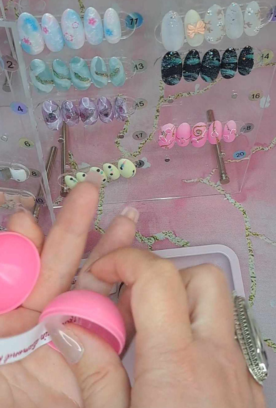 MYSTERY BALL ROSE (press on nails décorés)