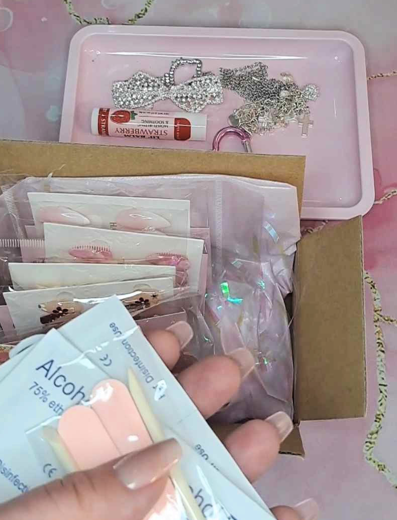 MYSTERY BALL ROSE (press on nails décorés)